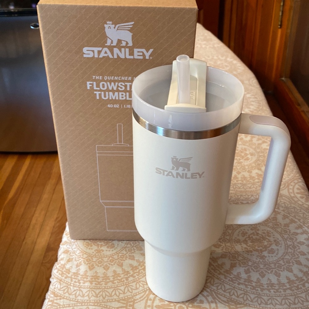 Stanley flowstate tumbler 40 oz NEW CREAM